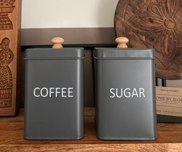 Voorraadblikken koffie en suiker