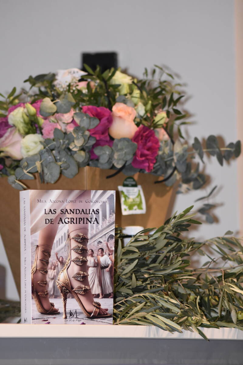 la portada de la novela y flores al fondo