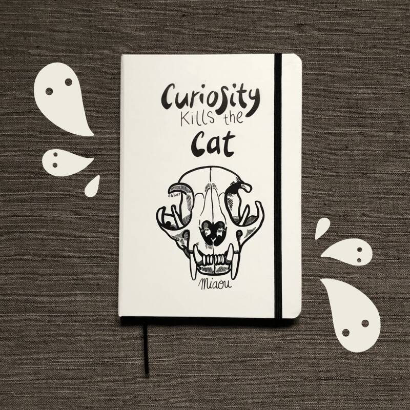 Carnet réalisé à partir d'une illustration de crâne de chat qui fait miaou, d'après l'expression anglaise Curiosity kills the cat pour mettre en garde les curieux