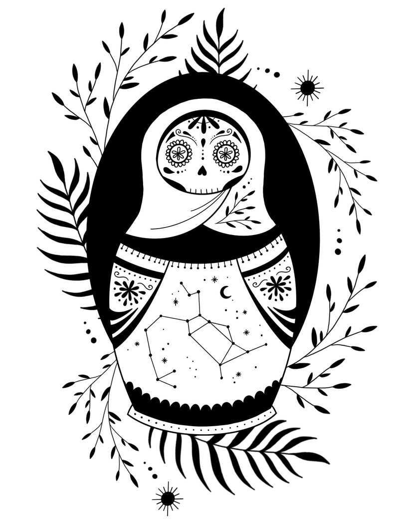 Dessin d'un tatouage inspirĂ© des poupĂ©es russes (matriochkas) et des calaveras (tĂȘtes de mort mexicaines) sur fond astral et vĂ©gĂ©tal