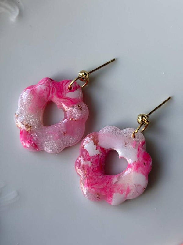 Gekleurde bloem oorbellen | handgemaakt met transparante klei