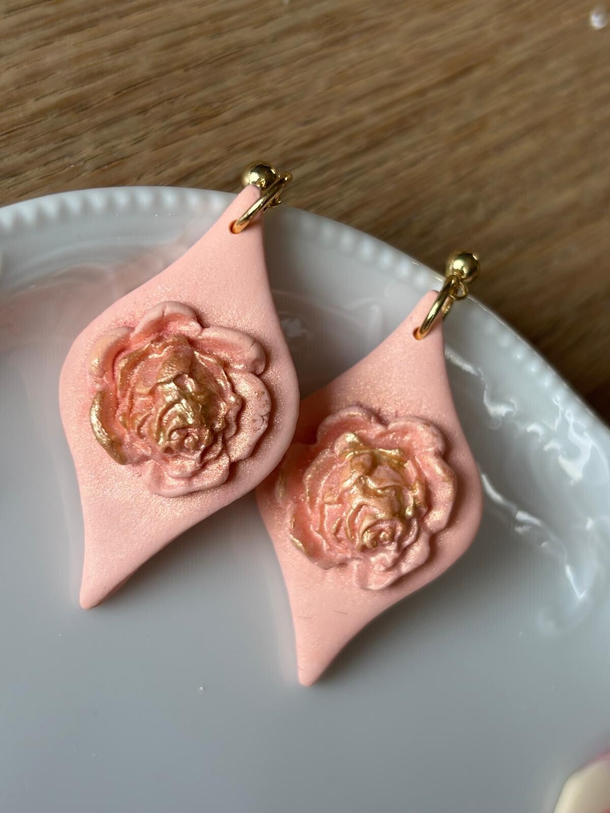 Oorbellen met roosje - handgemaakt & lichtgewicht
