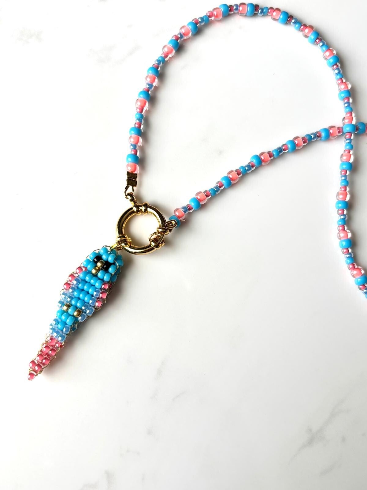 Kralenketting Zalm/blauw met Papegaai Bedel Hanger - Handgemaakte Statement Ketting