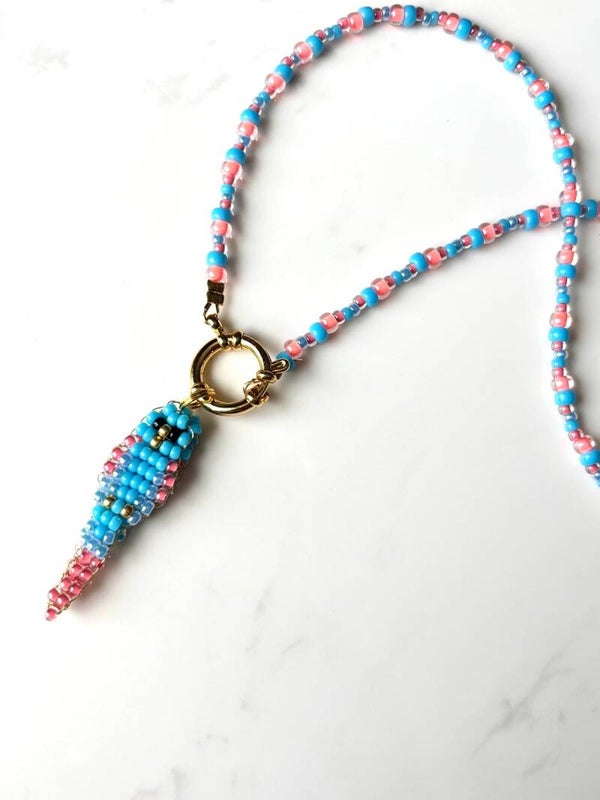 Kralenketting Zalm/blauw met Papegaai Bedel Hanger - Handgemaakte Statement Ketting