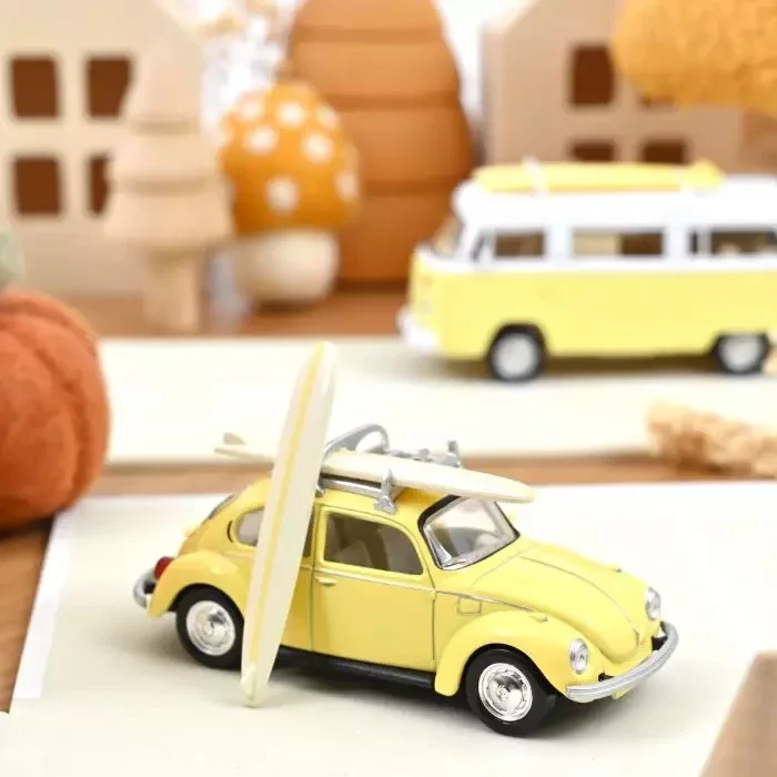 VW Beetle 1303 1973 Pastel Yellow met Surfboards 1:43 – Norev Jet‑car – 841007