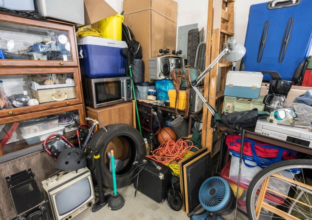 Vollgestellte Garage vor einer Entrümpelung durch Werre Dienstleistungen