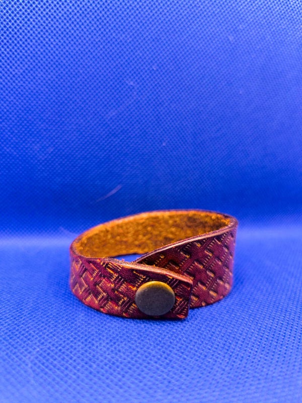 Skórzana bransoletka handmade – tłoczony wzór, ciemny brąz