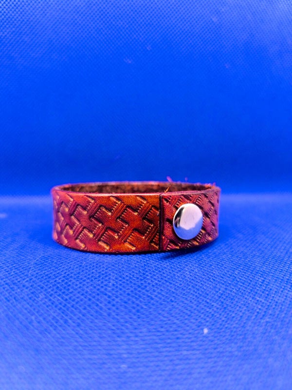 Skórzana bransoletka handmade – tłoczony wzór, ciemny brąz