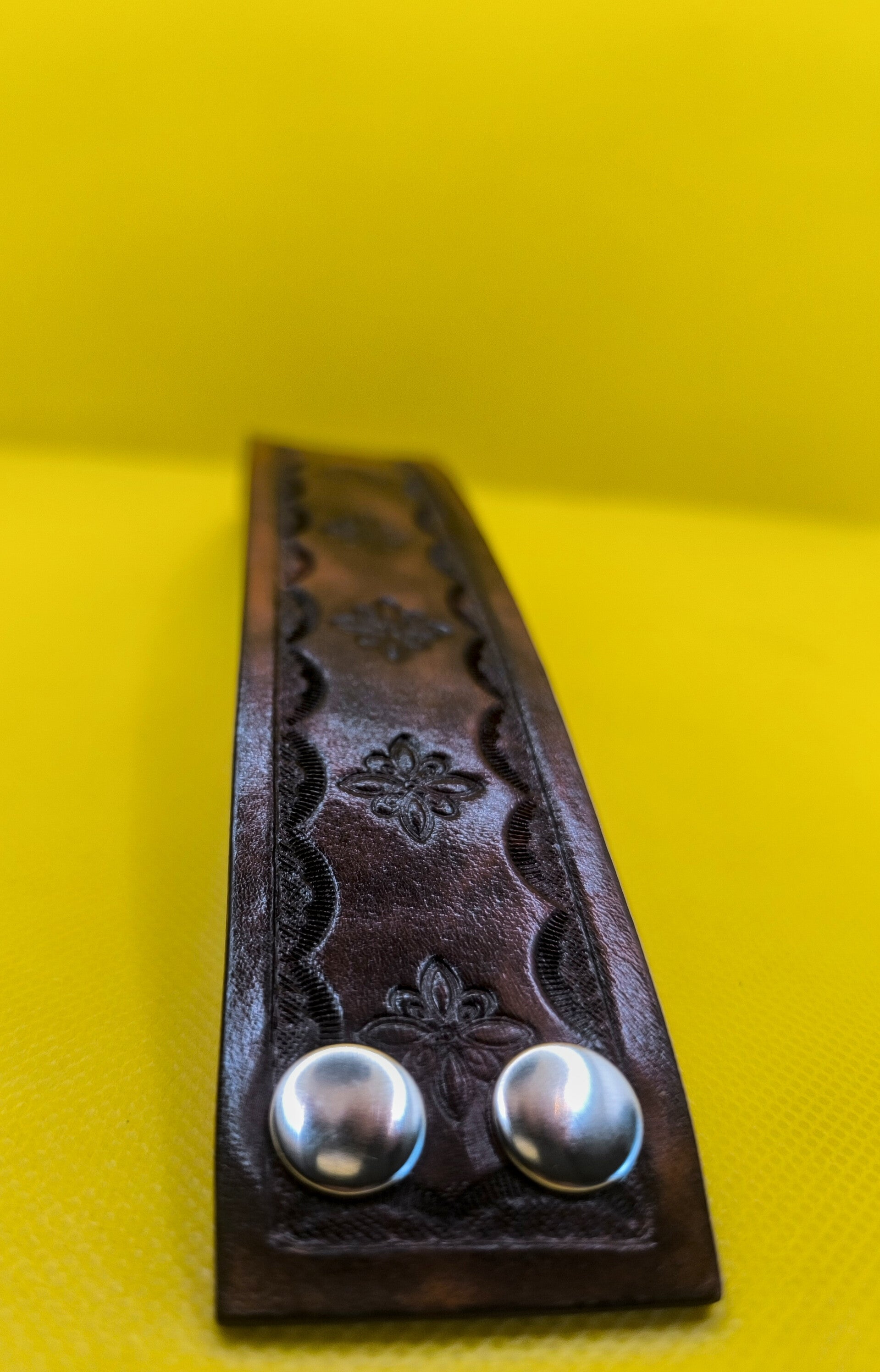 Tłoczona bransoletka skórzana – ciemny brąz handmade