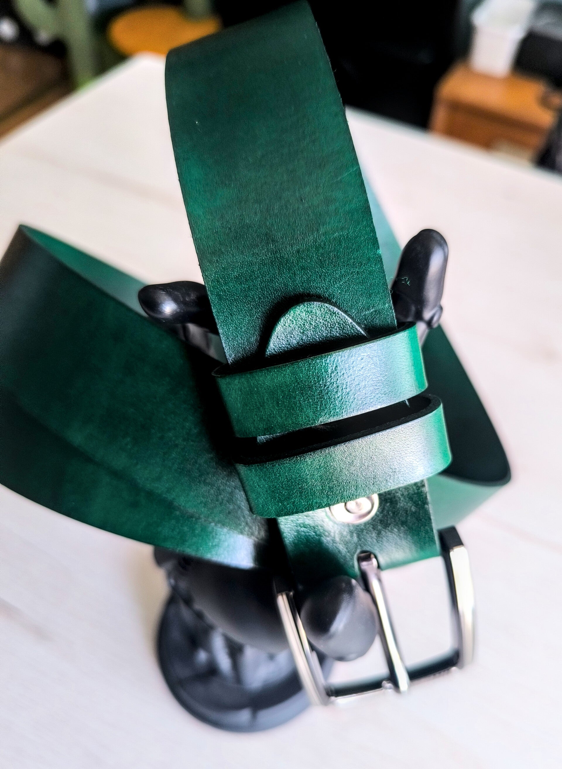 Zielony pasek skórzany 130 cm – klasyczny, handmade