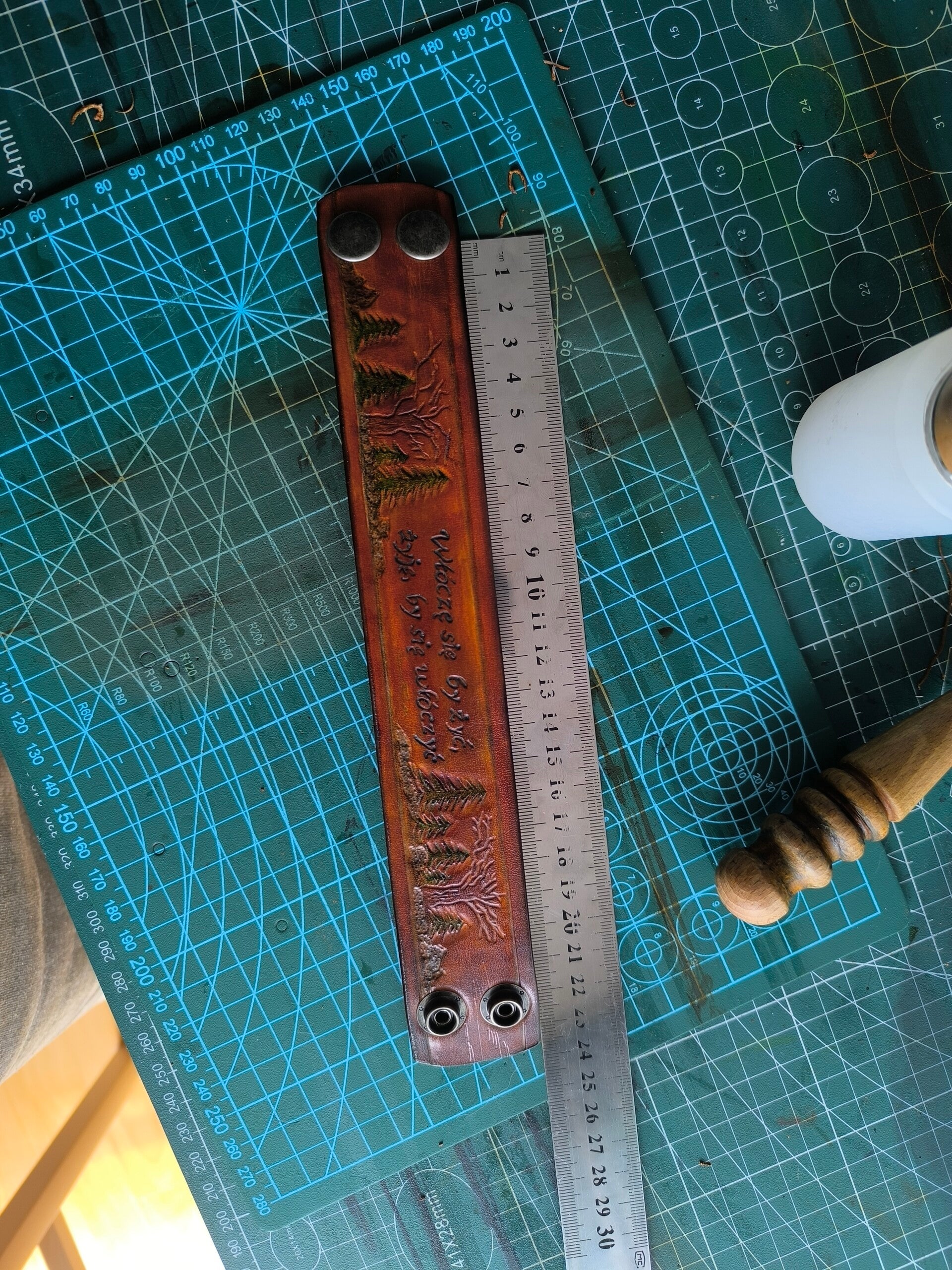 Bransoletka skórzana 38 mm – ręczne tłoczenie, indywidualny projekt, surowa skóra 3–3,5 mm