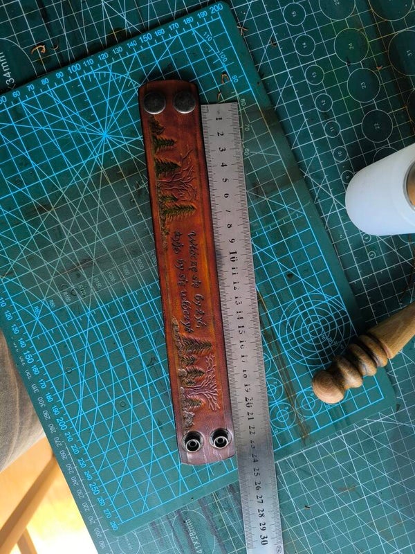 Bransoletka skórzana 38 mm – ręczne tłoczenie, indywidualny projekt, surowa skóra 3–3,5 mm