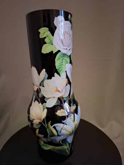 Chique Zwarte Vaas met Witte Bloemen: Tijdloze Elegantie voor Elk Interieur