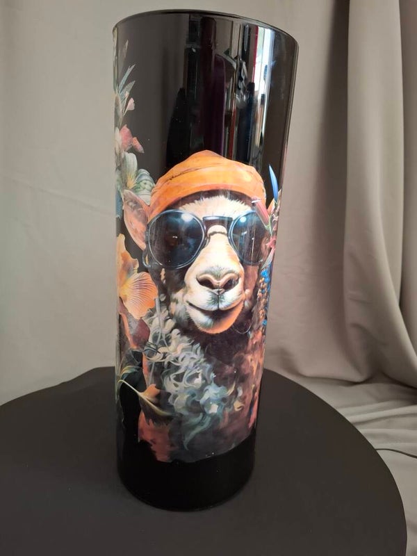 Te gave vaas met een lama, libelle en kolibrie met reverse decoupage