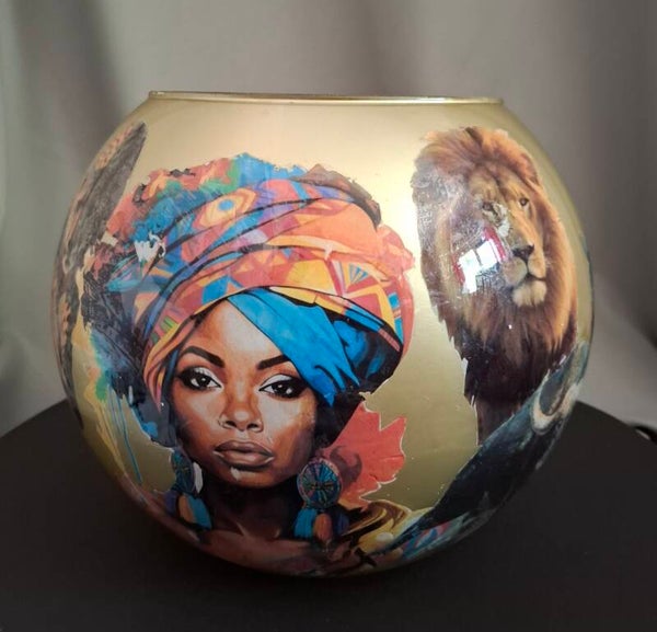 Mooie ronde vaas met afbeeldingen van Afrika met reverse decoupage