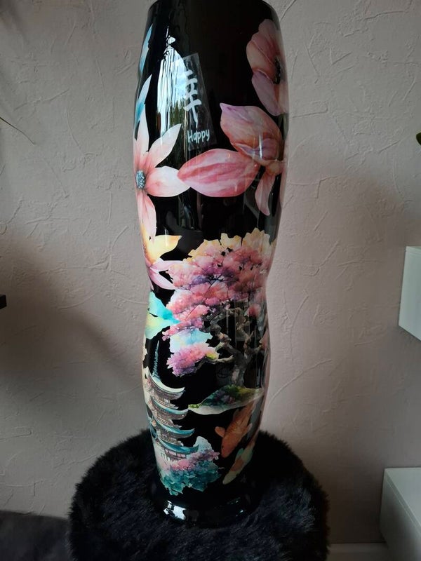 Hoge zwarte vaas met Japanse afbeeldingen met reverse decoupage
