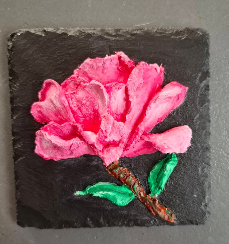 leistenen bordje van 10 x 10 cm met eenroze magnolia erop die gemaakt  is met 3d pasta