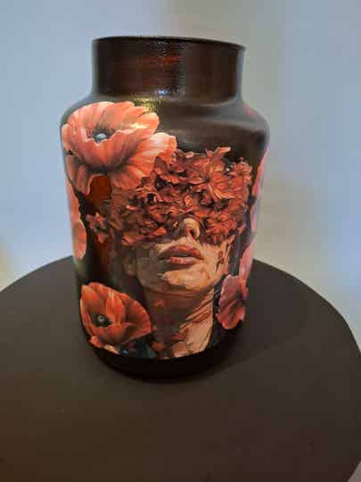 Vaas met klaprozen en een vrouw te gebruiken met water