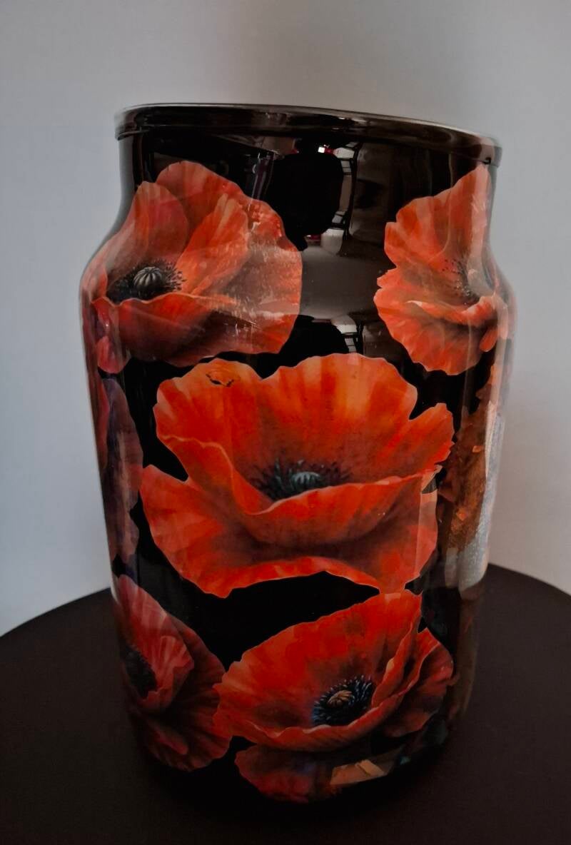 vaas met reverse decoupage , in de binnenkant van de vaas zijn afbeeldingen geplakt van klaprozen en een bloemenvrouw, de vaas is zwart