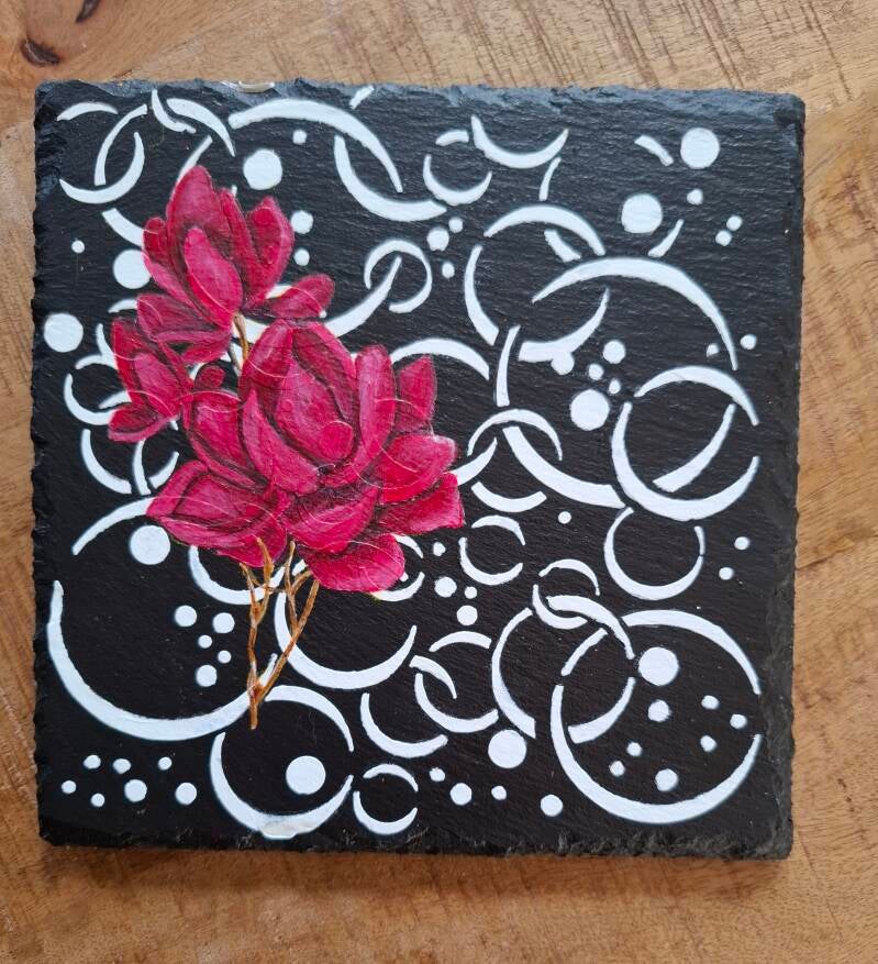 leistenen bordje van 20 x 20 cm met daarop witte circkels en een roze magniolia erop geschilderd