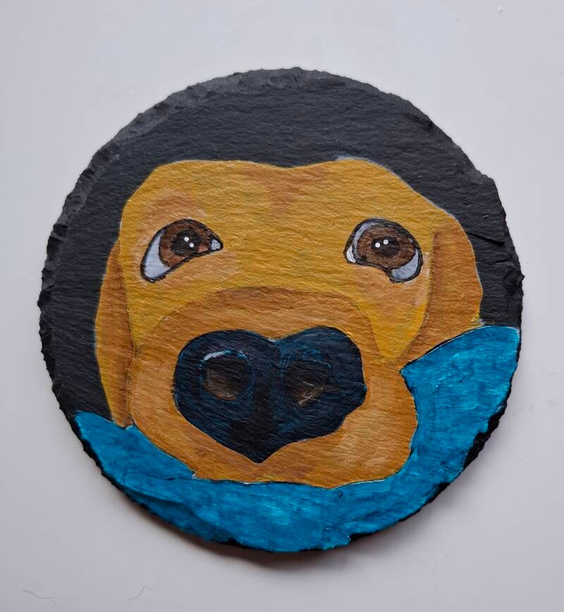 Ronde leistenen onderzetter met afbeeldingen van labrador koppen