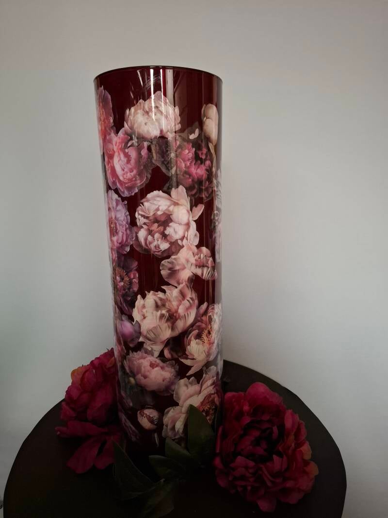50 cm hoge vaas met afbeeldingen van roze pioenrozen. De vaas is aan de binnenkant gespoten in een donker roze kleur. Niet geschikt om water in te doen