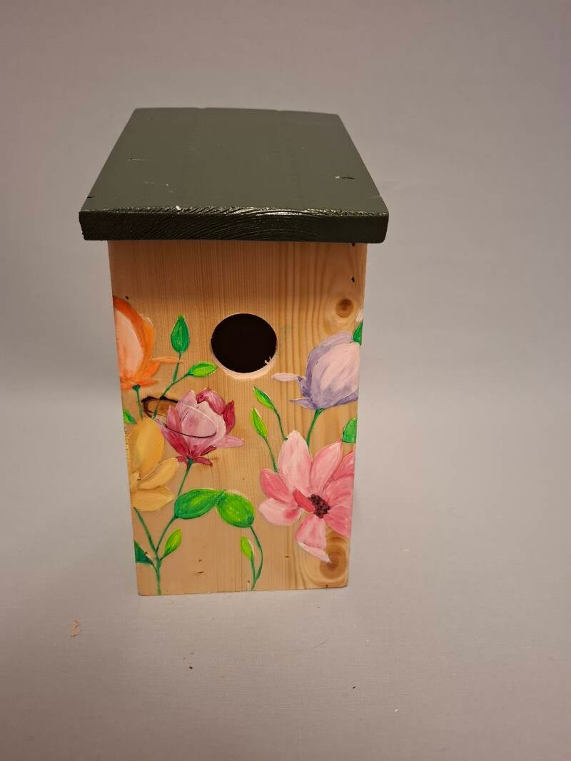 mezenkastje met een zadeldak, Het kastje is handbeschilderd met zomerbloeiers