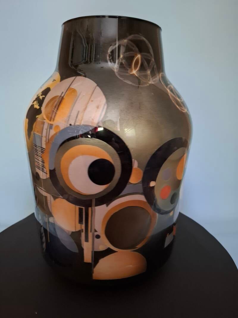 Zwarte melkbus vaas met handgeschilderde goud- en zilveraccenten, modern en decoratief designstuk voor bloemen of als losstaande blikvanger.