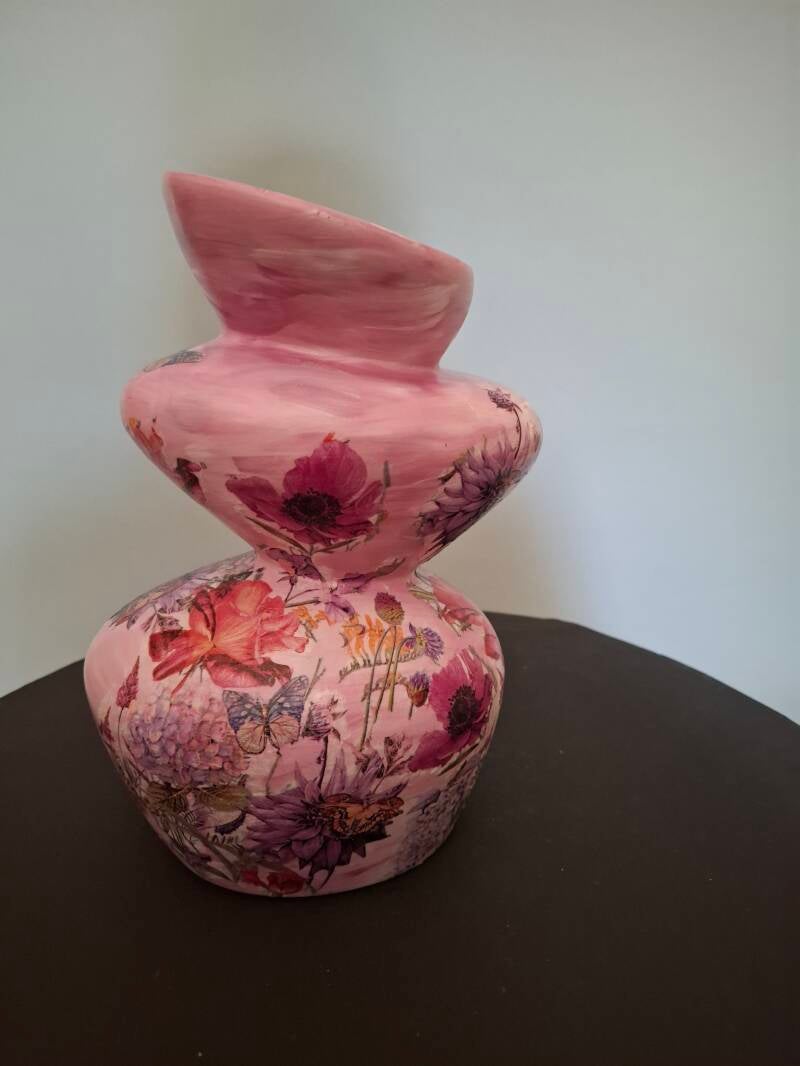 Bijzonder gevormd roze vaasje in twee tinten, versierd met handgeschilderde bloemen – decoratief en charmant, perfect als stijlvol accent.