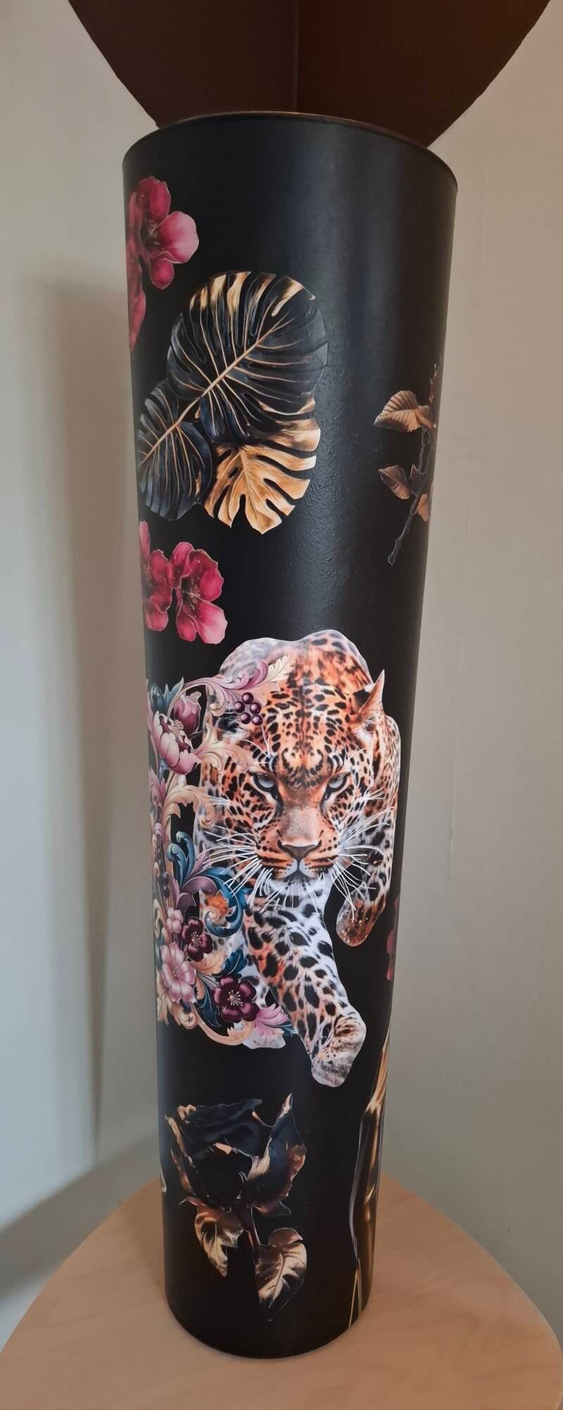 Hoge zwarte vaas van 70 cm met bloemen, tijgers, luipaard en twee vrouwenhoofden als artistieke decoratie voor het interieur