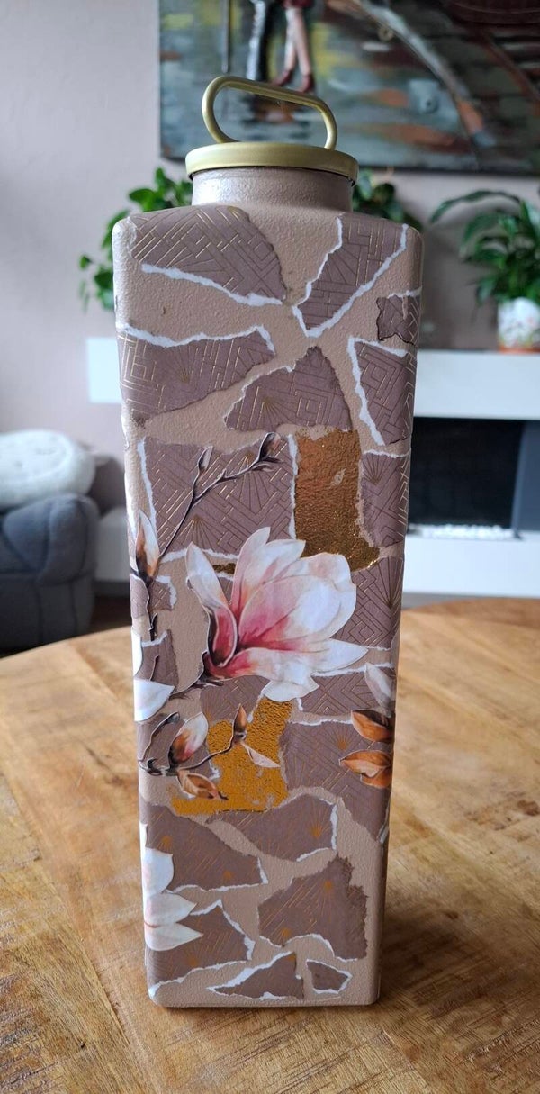 Driekantige vaas met magnolia's (Kopie)