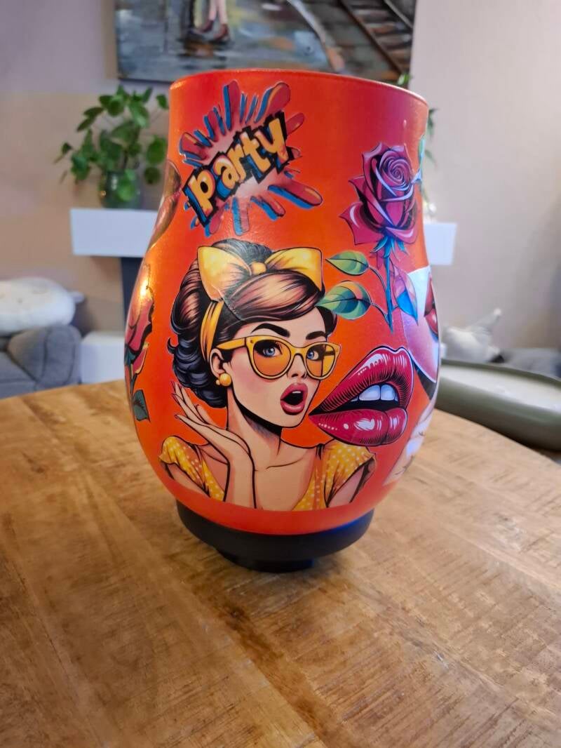 Kleurrijke pop art vaas in oranje rode kleur  met afbeeldingen van een man een vrouw en veel lippen