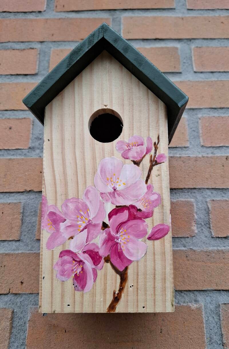 Handgeschilderd vogelhuisje met kersenbloesem in zachte roze tinten en fijne bloesemtakken