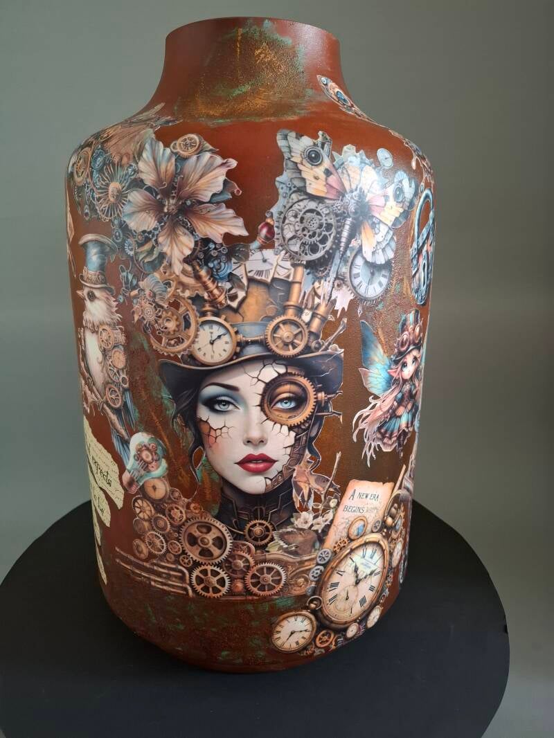 Hoge glazen vaas met roestlook en bewerkte afbeeldingen, handgemaakt decoratiestuk met warme roestkleur