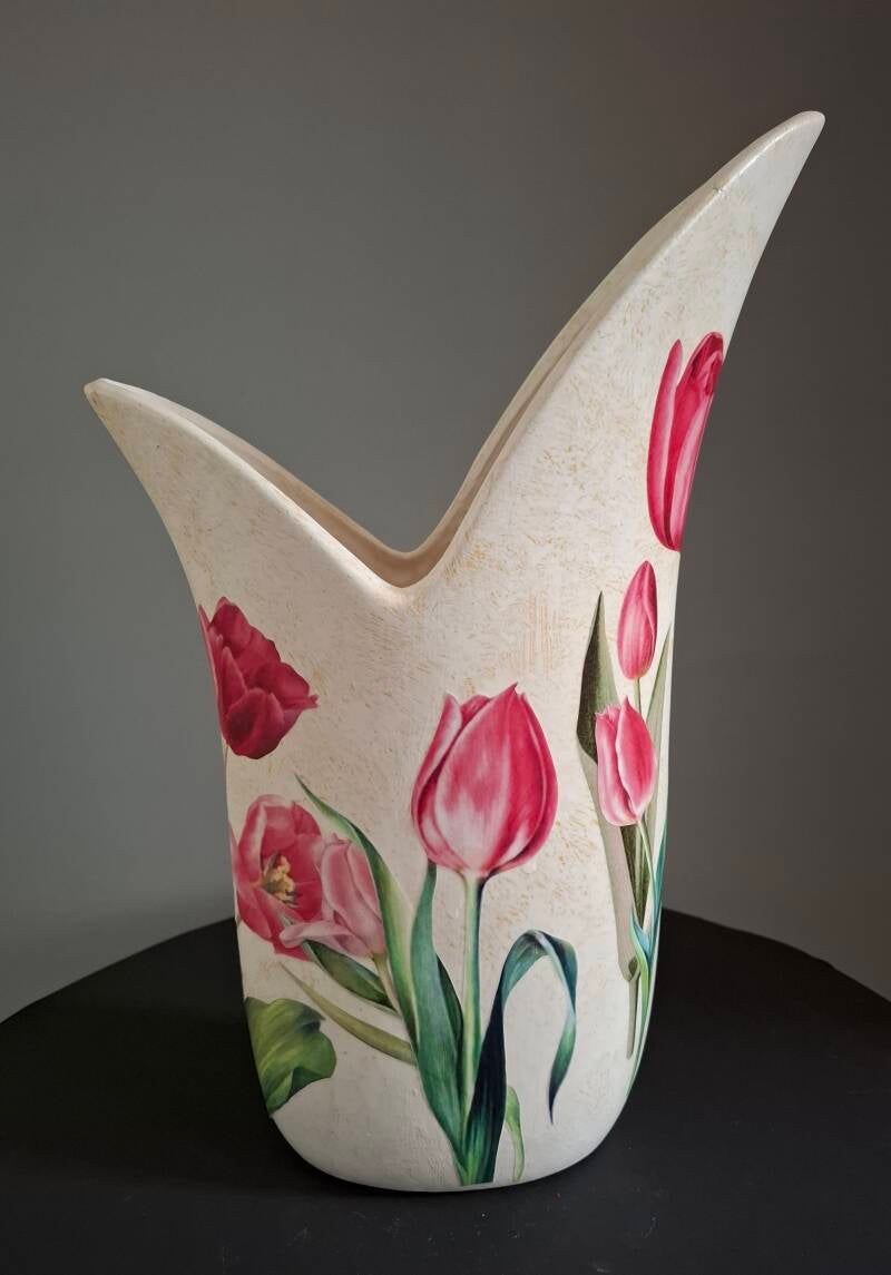 Handbewerkte stenen vaas in tulpenvorm met tulpenmotief, unieke woondecoratie en origineel cadeau