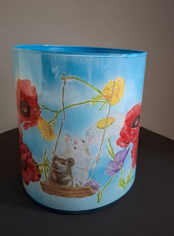 Zomerse glazen bloempot in blauw met schommelende muizen