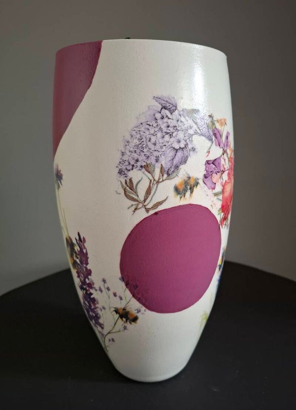 🎨 Handbewerkte vaas met geometrische vormen, paarse bloemen en bijen – unieke woondecoratie en origineel cadeau
