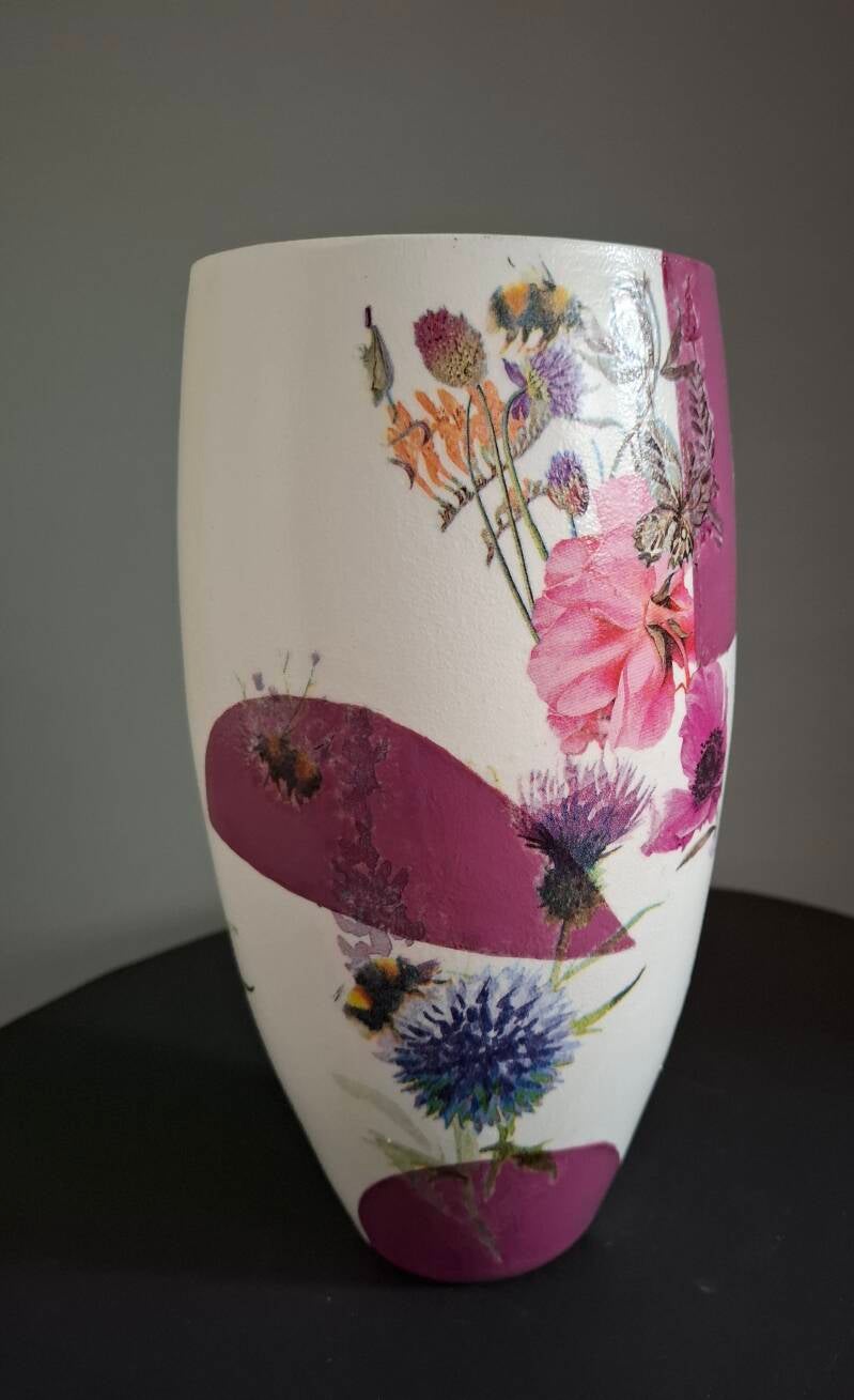 Handbewerkte vaas met geometrische vormen, paarse bloemen en bijen, unieke en moderne woondecoratie
