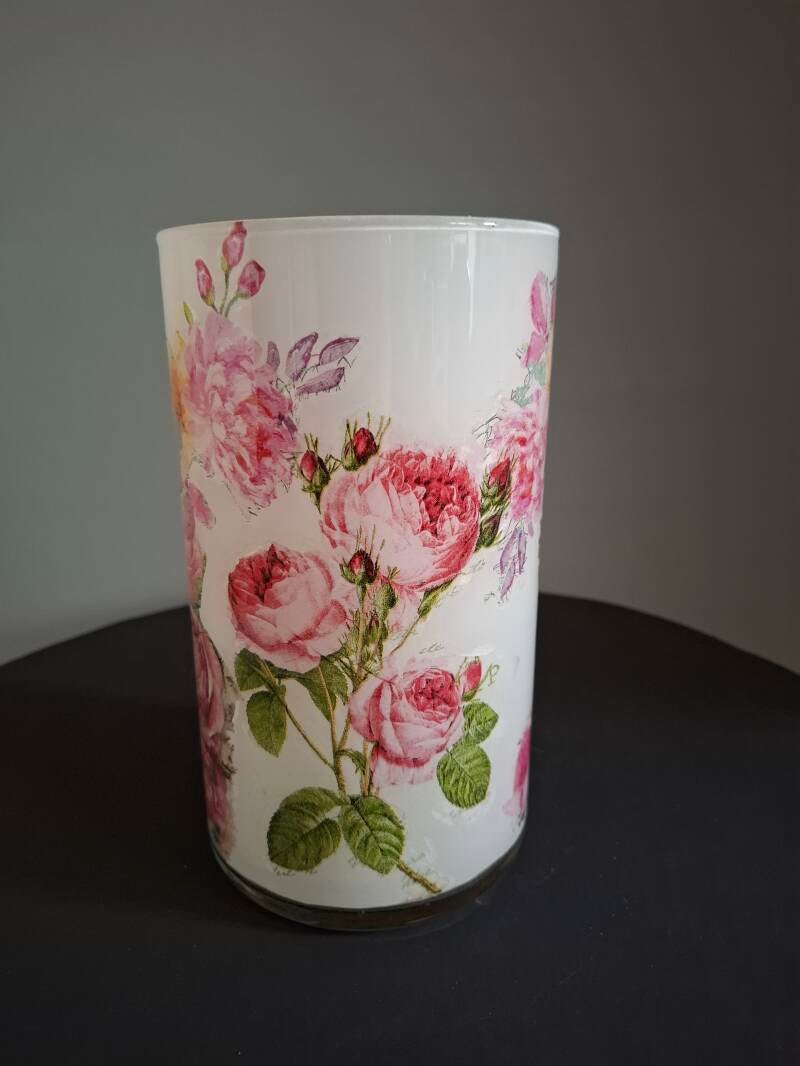 Lief glazen vaasje versierd met rozen, perfect als romantisch Moederdag cadeau