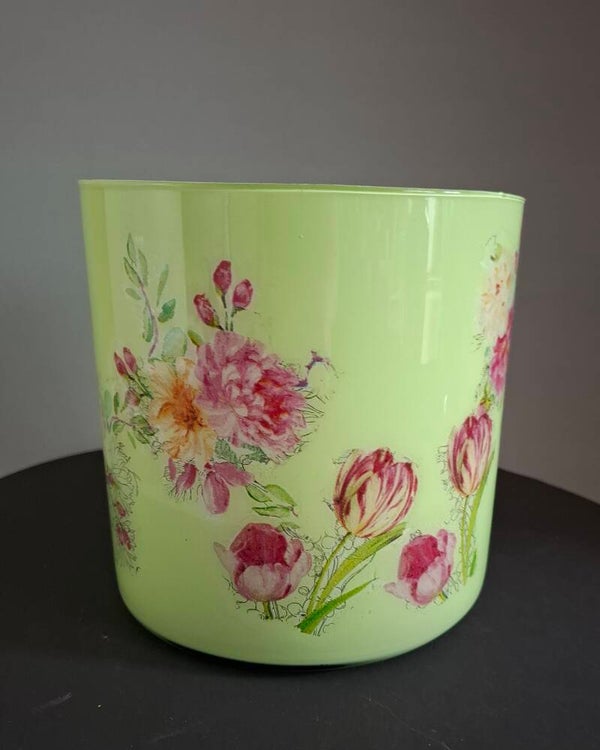 Glazen bloempot in het groen