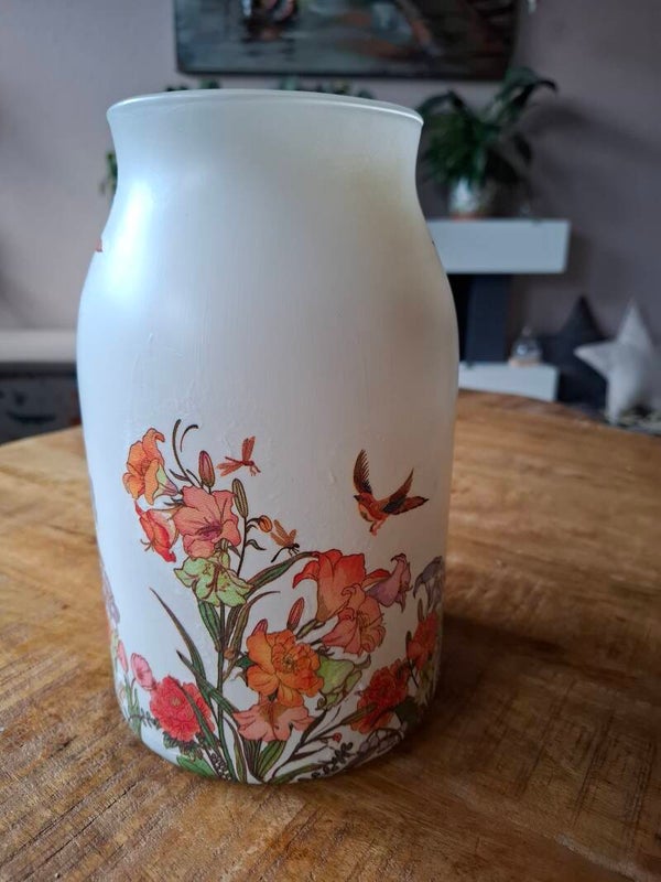 🌼 Handbewerkte witte vaas met oranje bloemen en vogels – uniek cadeau en warme woondecoratie