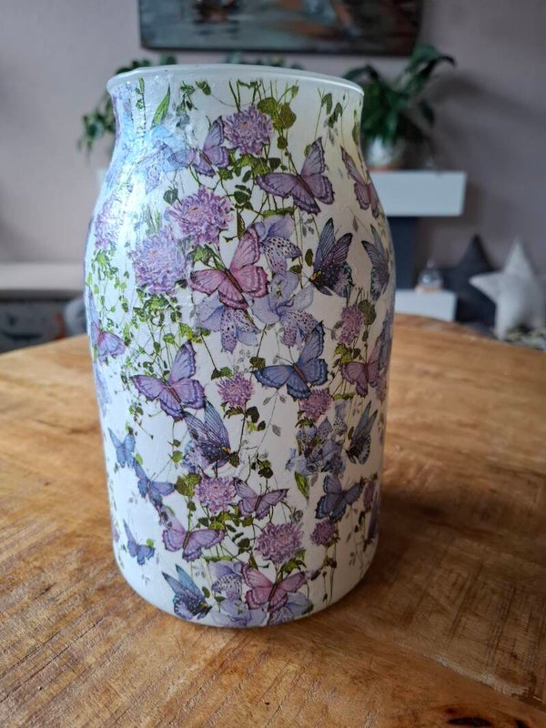 Handbewerkt wit vaasje met paarse bloemen en vlinders