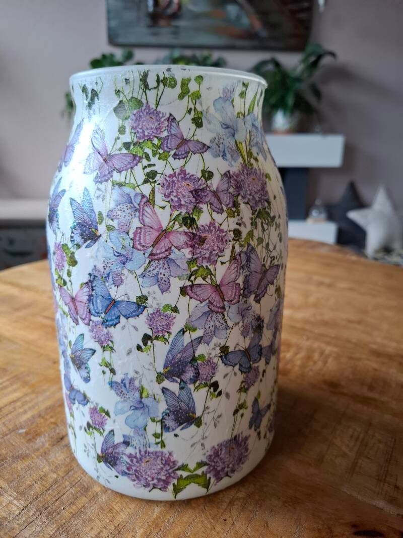 Handgemaakt vaasje met paarse bloemen en vlinders in zachte tinten, geschikt als Moederdag cadeau en woondecoratie