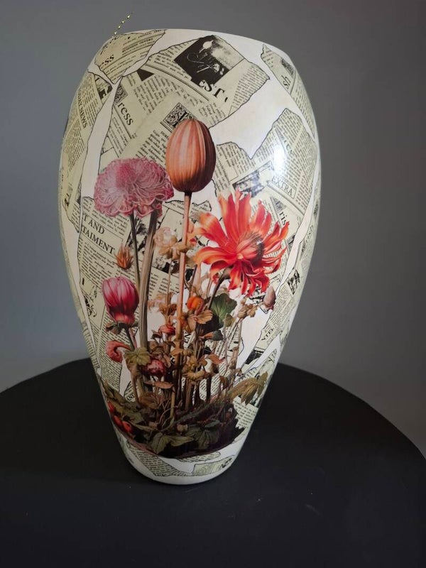 Met de hand bewerkte vaas met krantenpapier en bloemen | Uniek Moederdag cadeau