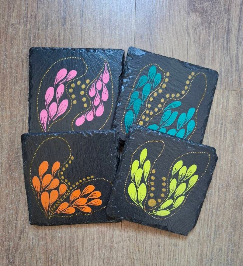 Leistenen onderzetters in felle kleuren met gouden omlijsting, handgemaakt en decoratief voor op tafel