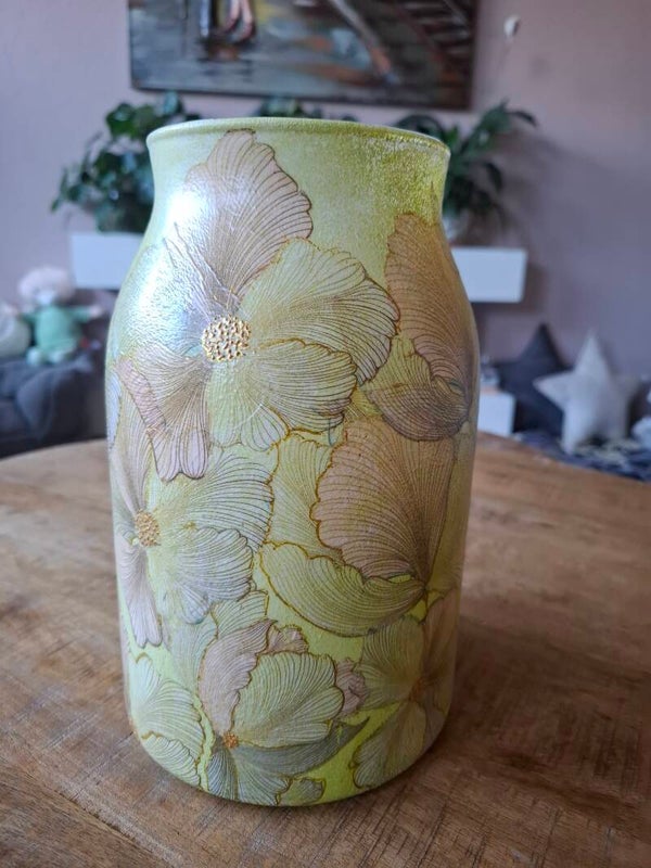 Olijfgroene vaas met ginkobladeren