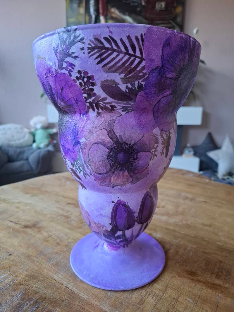 Licht paarse handbeschilderde vaas met grote donkerpaarse bloemen en unieke vorm, afgewerkt met decoupage