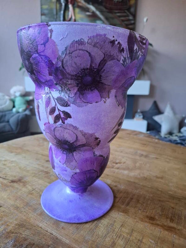 Lila vaas met paarse bloemen