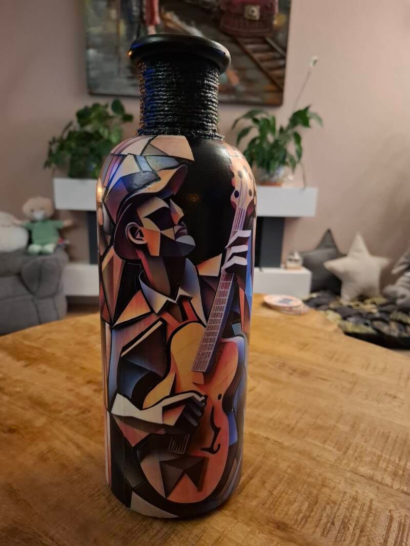 Decoratieve decoupage vaas met abstract gezicht en zwarte halsafwerking
