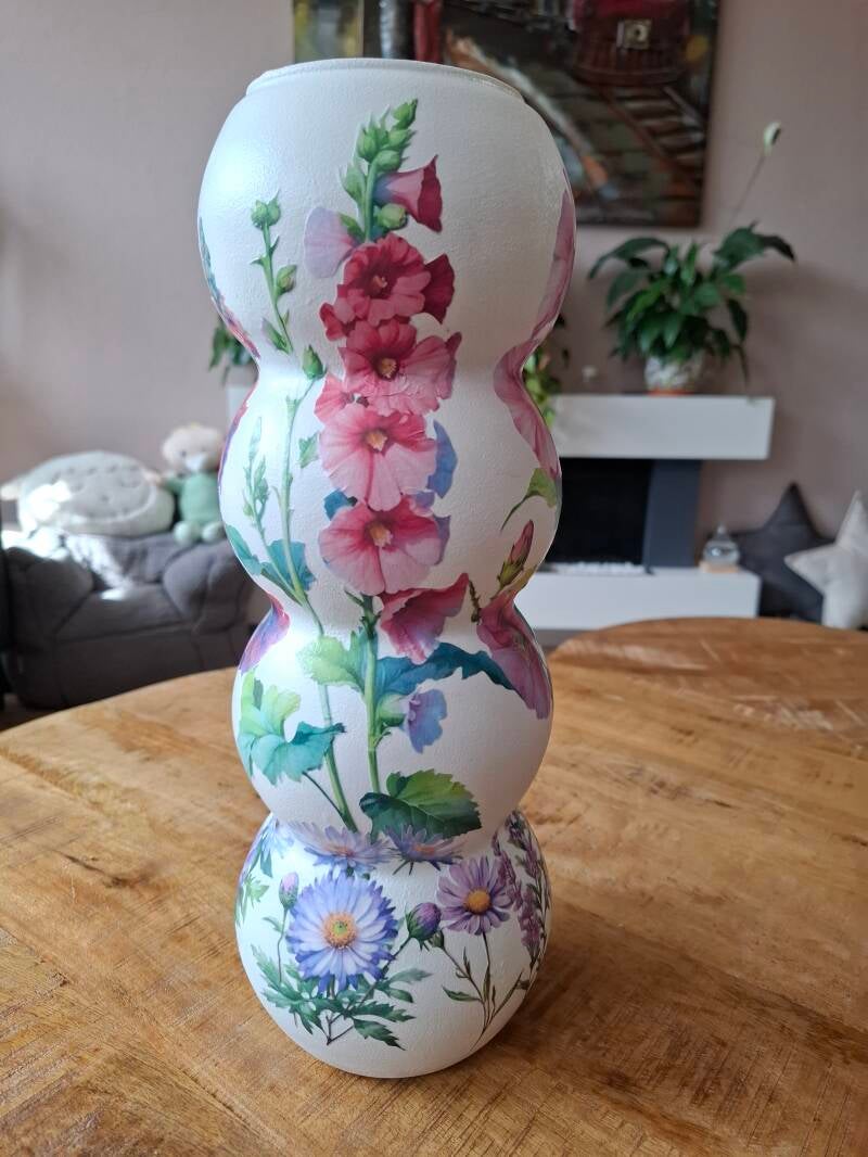 Decoupae bollenvaas met o.a. stokrozen
